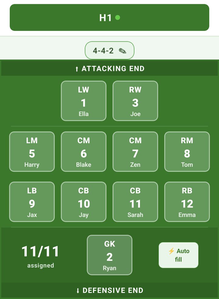 The formation screen: a 4-4-2 with all 11 spots filled, keeper included, and the Auto fill button